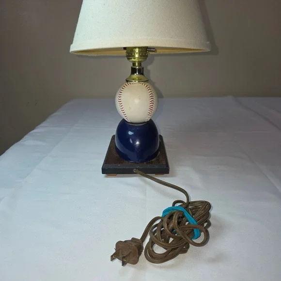 Vintage New York Yankees MLB Baseball Batting Helmet Desk Lamp with Shade - Picture 3 of 5